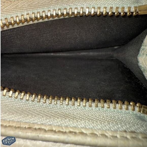 Gucci Marmont Mini Compact Wallet in White Pebbled Leather with Gold Double G - Picture 11 of 16